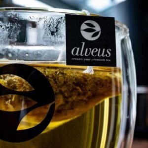 Transperant tekopp med teblader logo og grønn te.